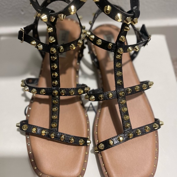 Steve Madden Material	Synthetic
Brand	
Steve Madden
Color	
Black - Picture 4 of 6